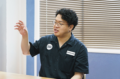 裁断を担当する石川氏