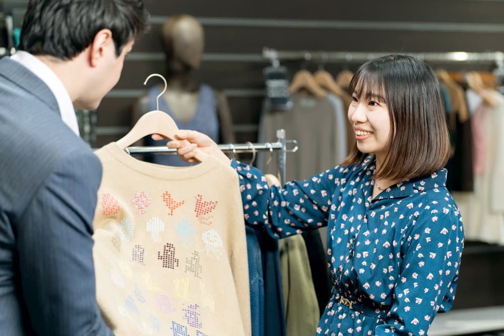 お客様へニットサンプルについてご説明